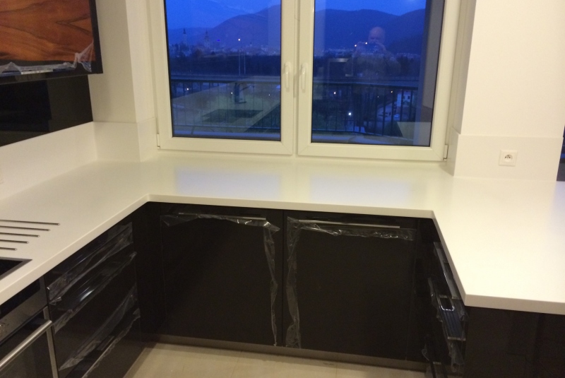LAK LESK BLACK GRAPHITE / DYHA JABLOŇ / PD CORIAN