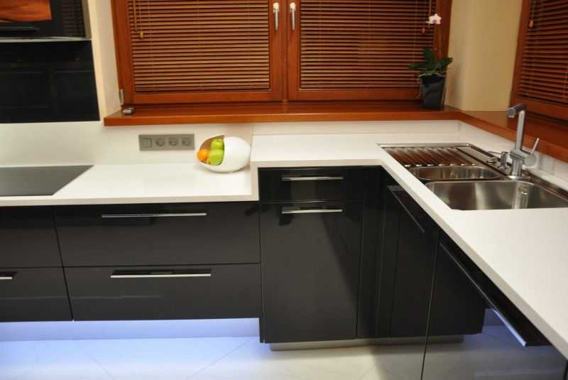 LAK LESK BLACK GRAPHITE / DYHA JABLOŇ / PD SILESTONE