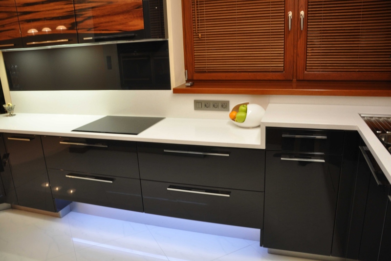 LAK LESK BLACK GRAPHITE / DYHA JABLOŇ / PD SILESTONE