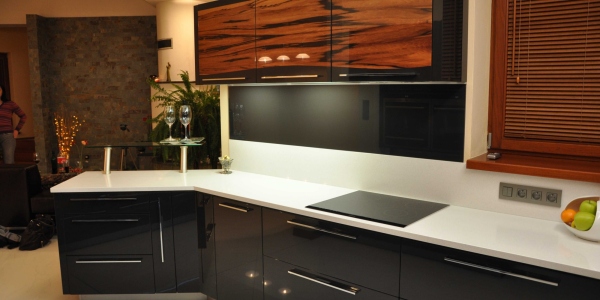 LAK LESK BLACK GRAPHITE / DYHA JABLOŇ / PD SILESTONE