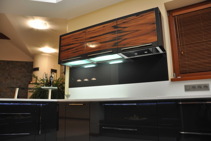 LAK LESK BLACK GRAPHITE / DYHA JABLOŇ / PD SILESTONE