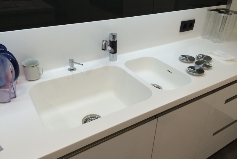 TOP ACRYLA WHITE / PD CORIAN 